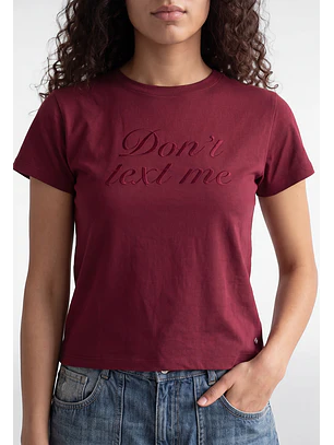 Polera Mujer Texto Bordado Y Flock Burdeo