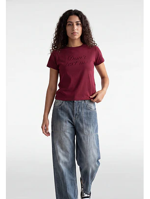 Polera Mujer Texto Bordado Y Flock Burdeo