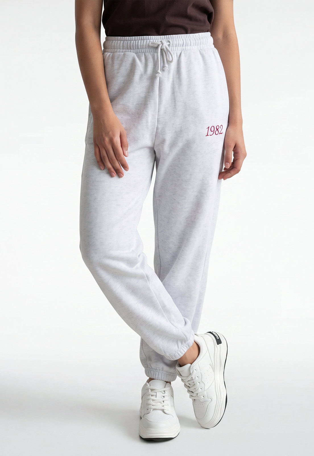 Pantalón Buzo Mujer Balloon Varsity Gris 1
