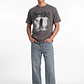 Polera Hombre Relaxed Letras Góticas Gris - Miniatura 3