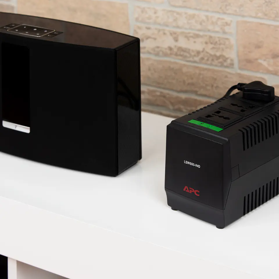 Regulador de Voltaje Automático APC Line-R 500VA, 3 Salidas 3