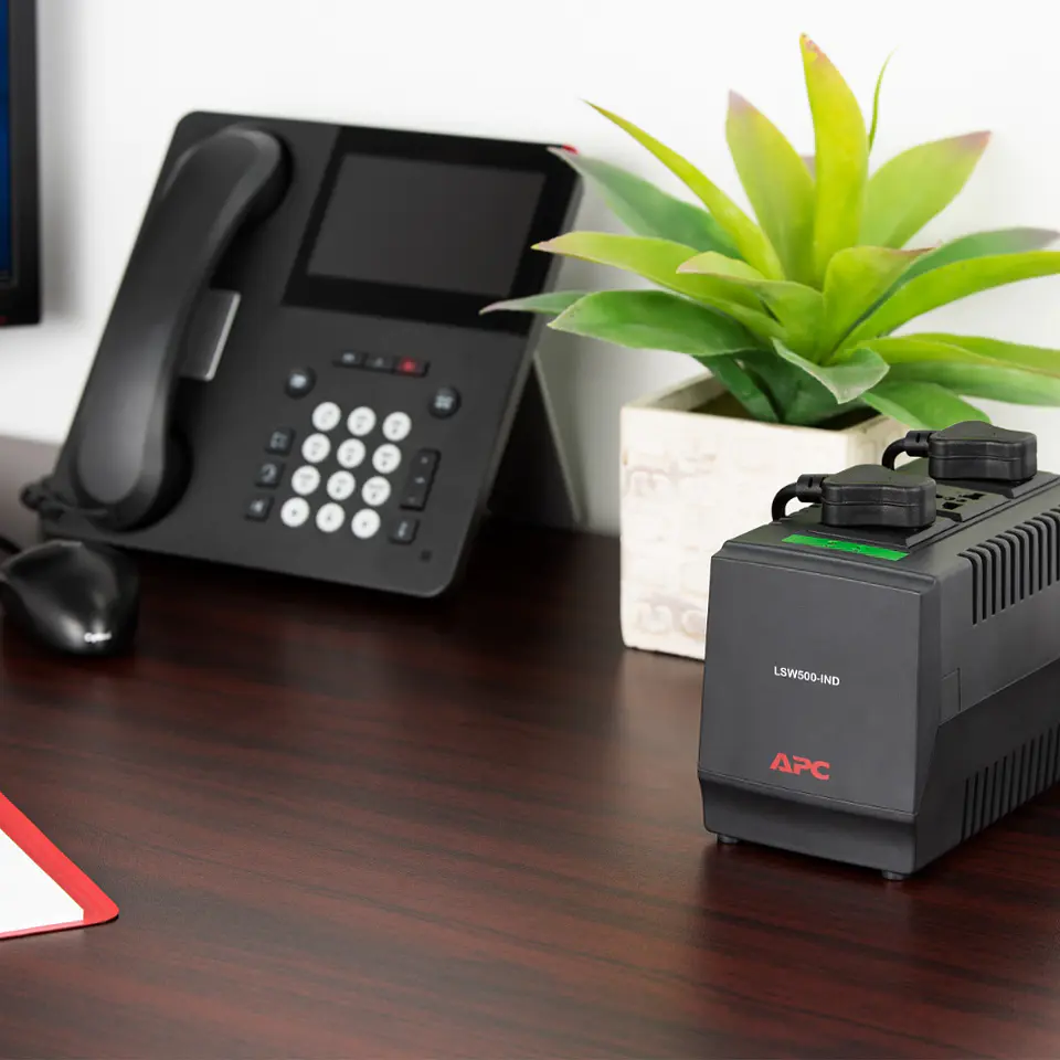 Regulador de Voltaje Automático APC Line-R 500VA, 3 Salidas 4