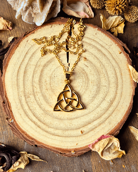 Amuleto de Protección y Equilibrio “Trinidad Sagrada” – Triqueta Consagrada