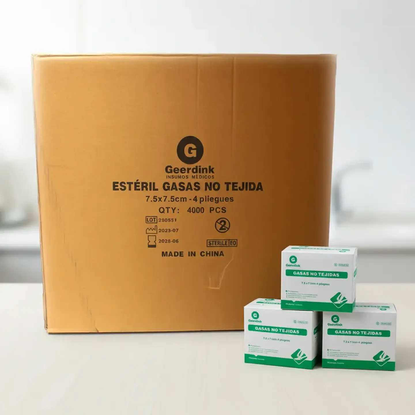 GASA NO TEJIDA ESTÉRIL GEERDINK 7,5×7,5 CM | CAJA MADRE (40 CAJAS × 50 SOBRES × 2 GASAS) 1