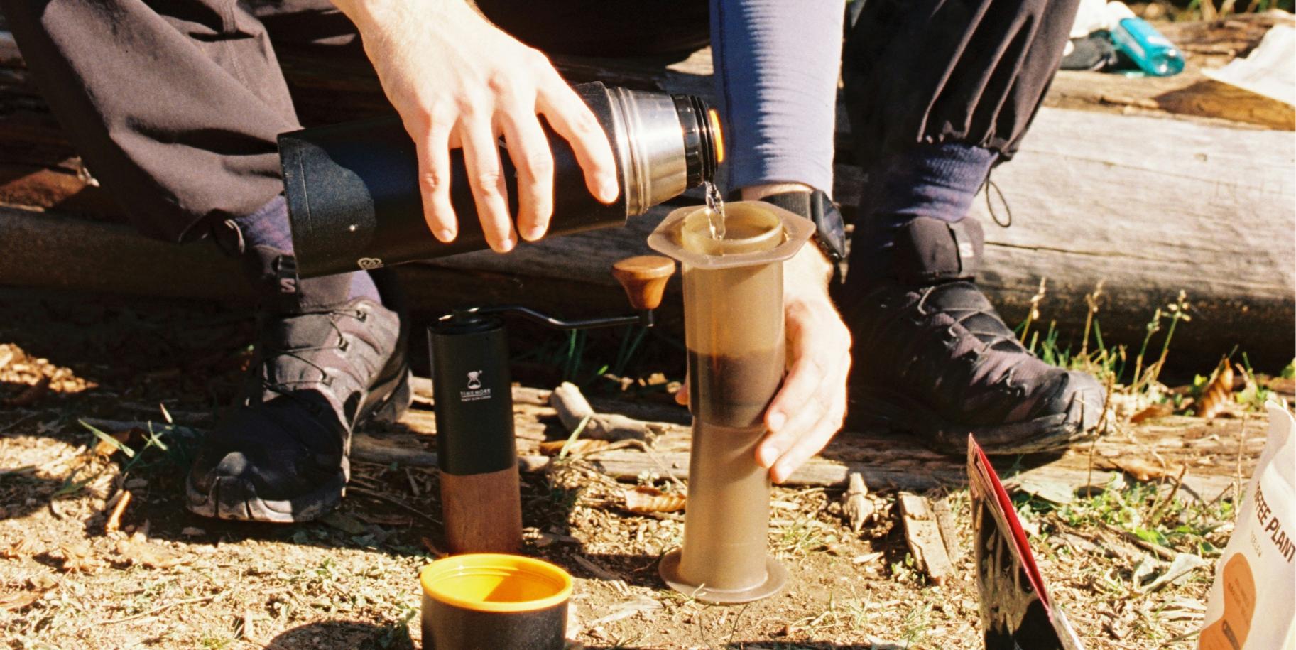 AeroPress en la naturaleza: el método más simple para tu café de camping.