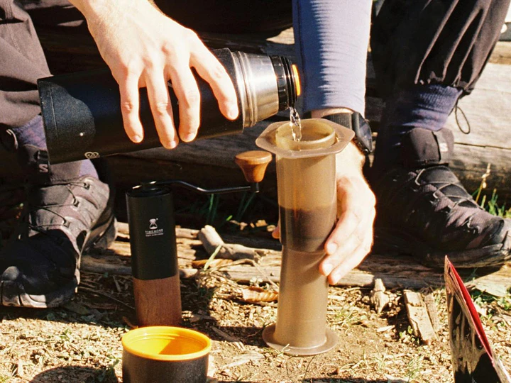 AeroPress en la naturaleza: el método más simple para tu café de camping.