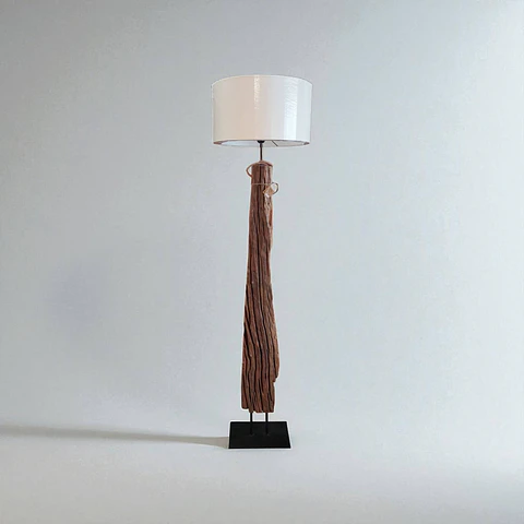 Lámpara de pie en roble reciclado – diseño orgánico