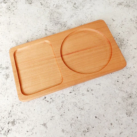 Plato de madera nativa con dos divisiones