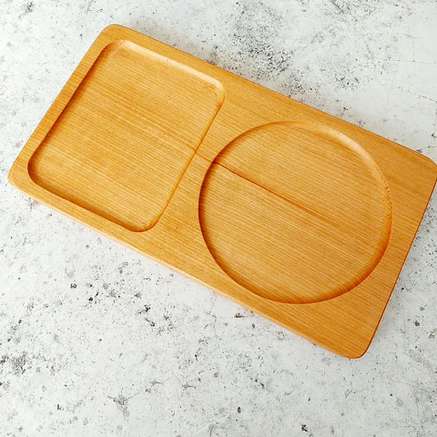 Plato de madera nativa con dos divisiones