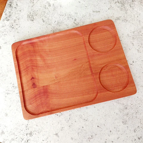 Plato de madera nativa con divisiones