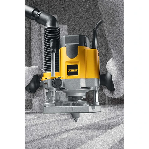 Rebajador de Base Ajustable 1.100 W DeWalt - Incluye (1) Guía Paralela con Ajuste Fino. (1) Adaptador para Extracción del Serrín. (1) Llave de 10 Mm y