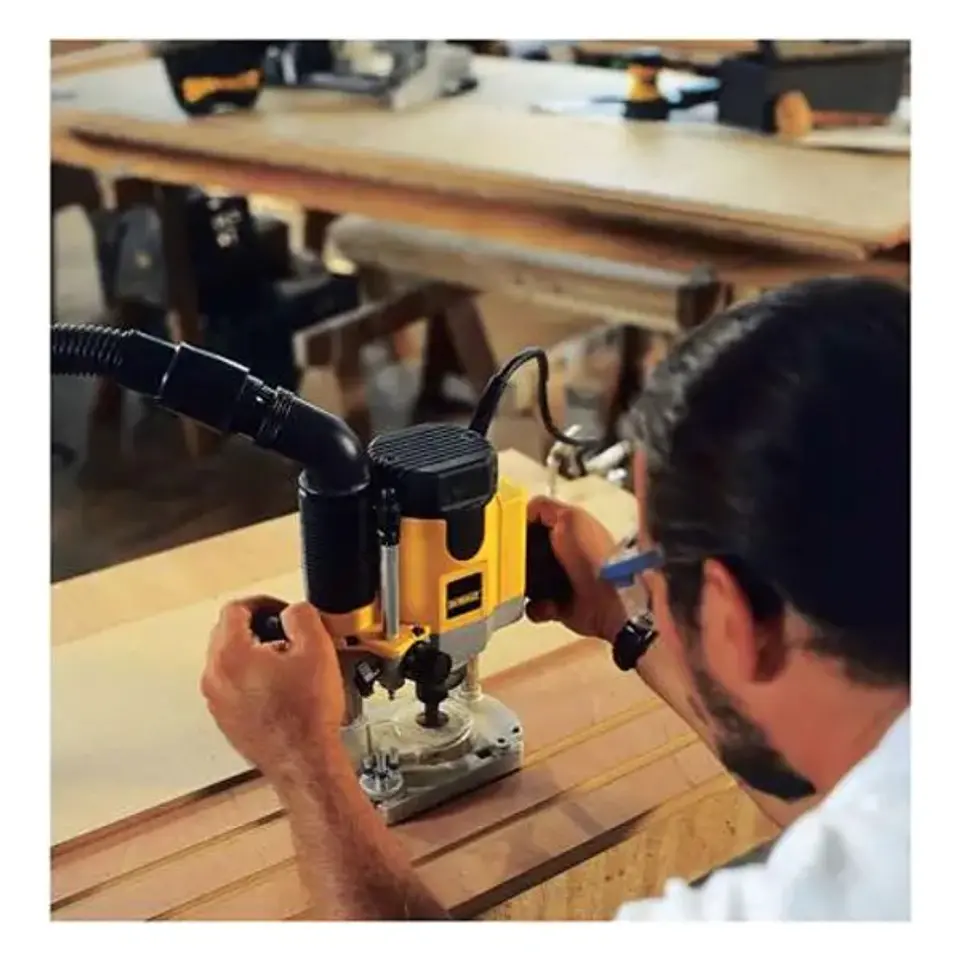Rebajador de Base Ajustable 1.100 W DeWalt - Incluye (1) Guía Paralela con Ajuste Fino. (1) Adaptador para Extracción del Serrín. (1) Llave de 10 Mm y 1