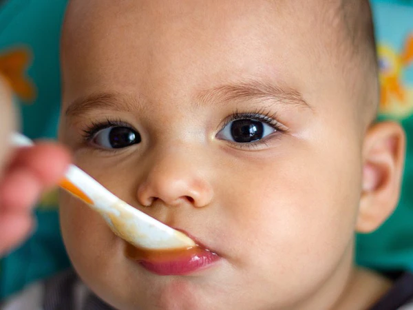 ¿Tu bebé tiene reflujo? Qué alimentos evitar y cuáles ofrecer