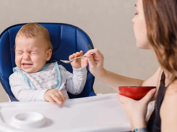 ¿Por qué mi bebé no quiere comer? Causas más comunes y cómo solucionarlo