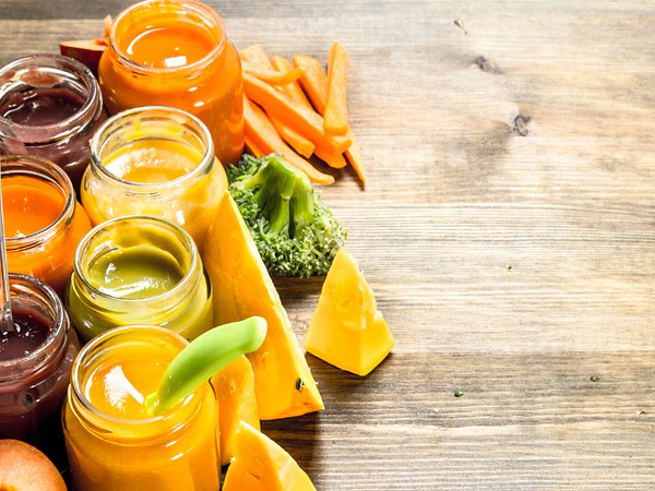Comida sólida para bebés: ¿Cuándo y cómo empezar a dársela?