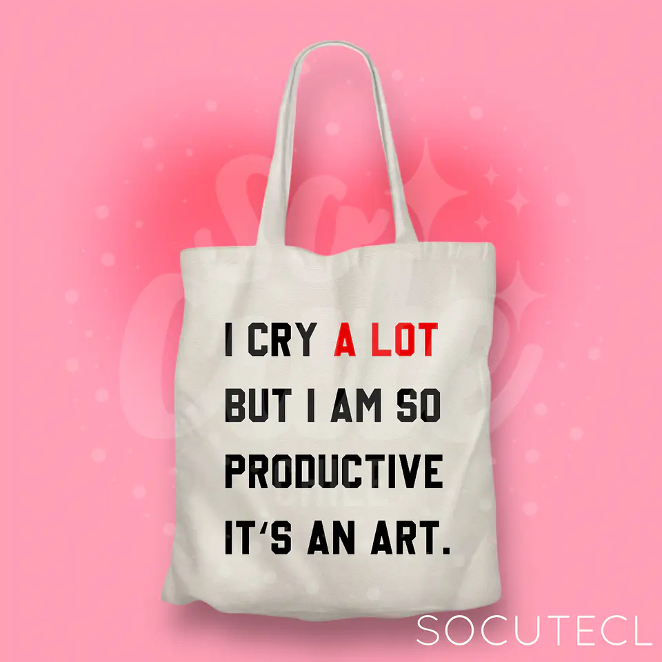 TOTE BAG FRASE TAYLOR SWIFT I CRY A LOT BUT I AM SO PRODUCTIVE IT’S AN ART 1