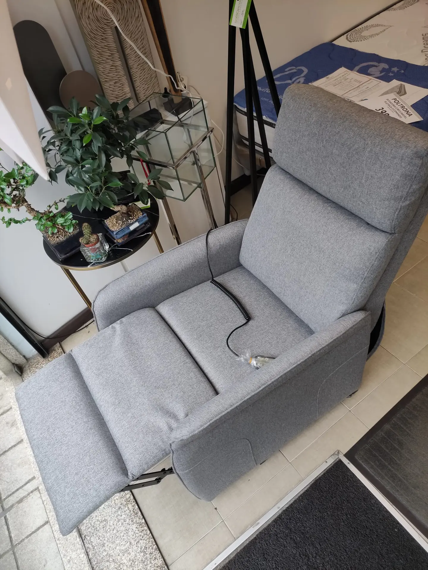 CADEIRÃO RELAX C/ELEVAÇÃO + POUSA PÉS ELÉTRICO C/COMANDO TEC. CINZA 001ZL 60 26 5