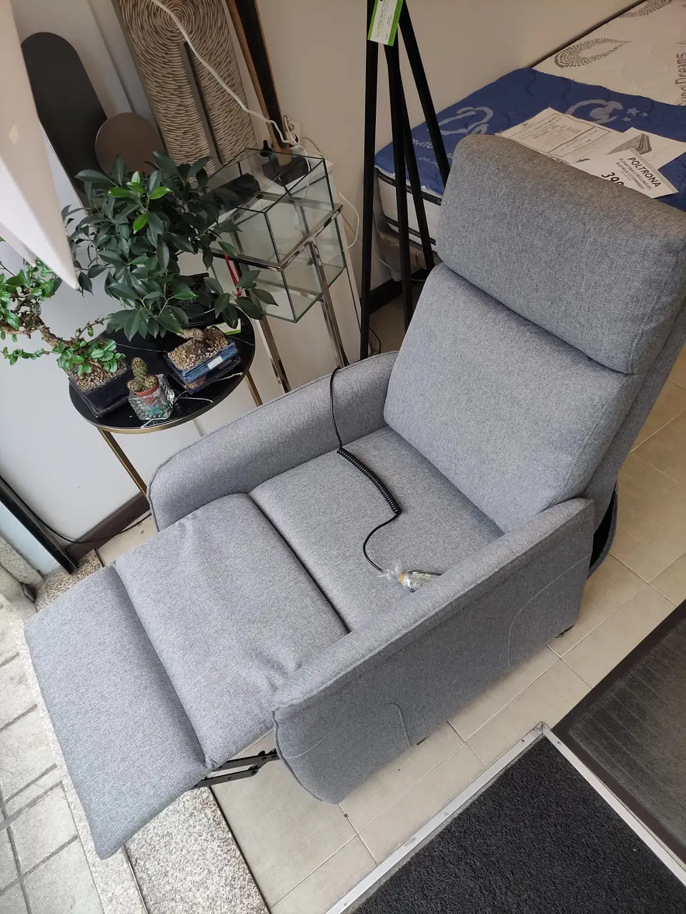 CADEIRÃO RELAX C/ELEVAÇÃO + POUSA PÉS ELÉTRICO C/COMANDO TEC. CINZA 001ZL 60 26 5