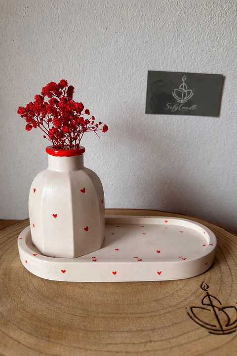 Jarra & Base em Jesmonite com Detalhes Coração