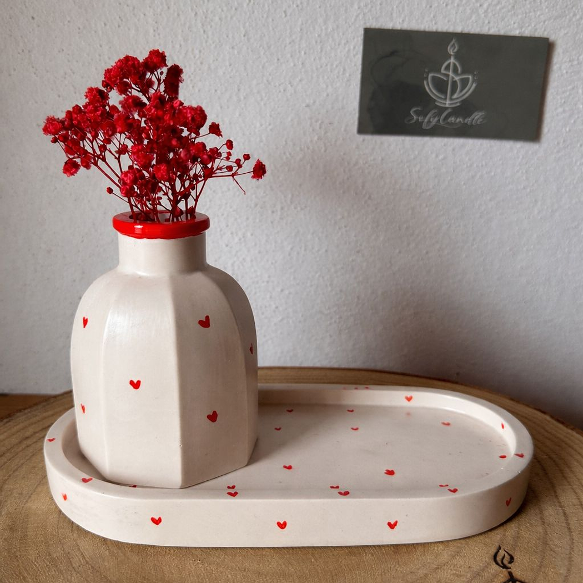 Jarra & Base em Jesmonite com Detalhes Coração 1