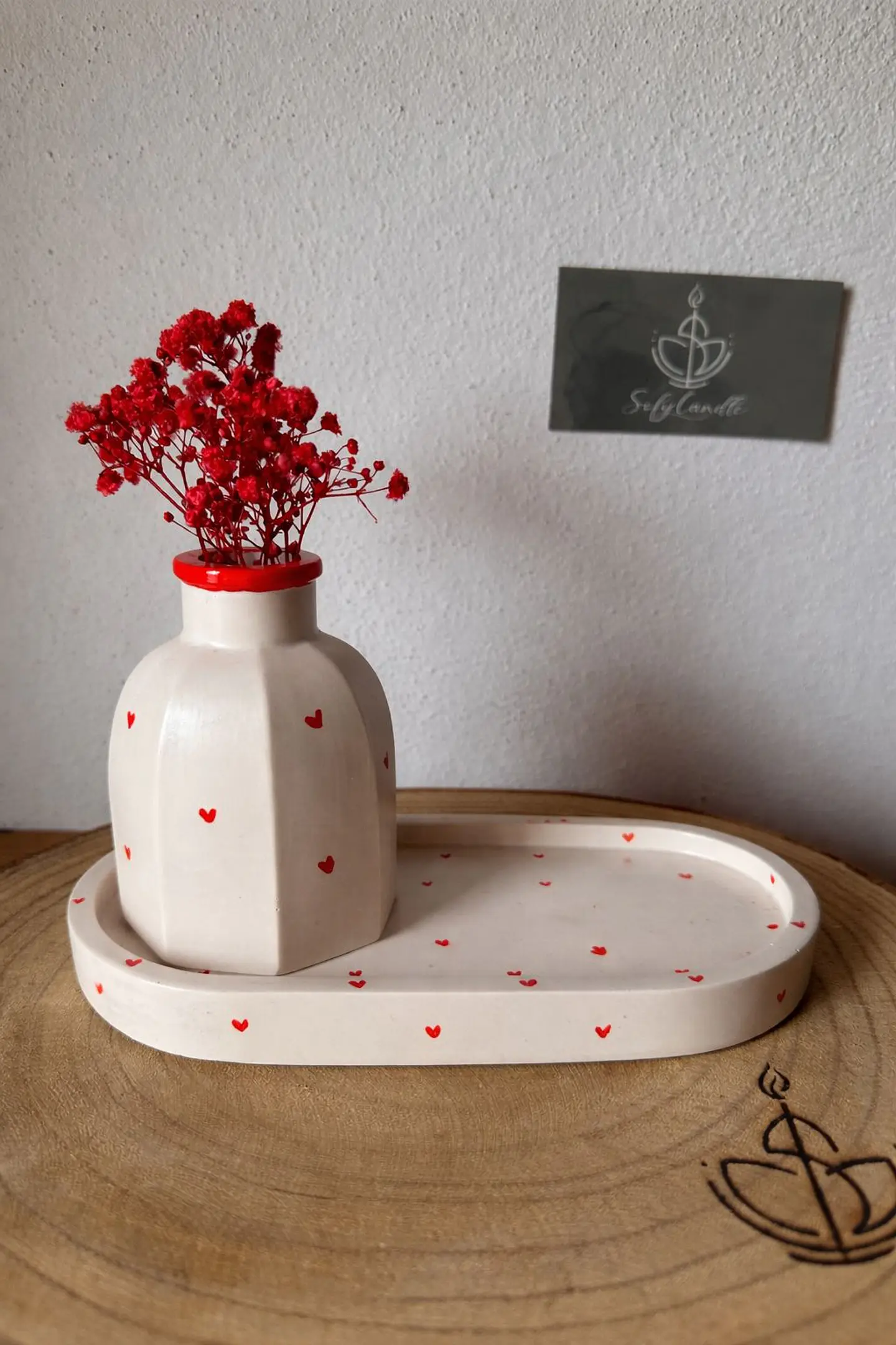 Jarra & Base em Jesmonite com Detalhes Coração 1