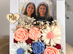 Moldura Personalizada com Fotografia e Flores Decorativas