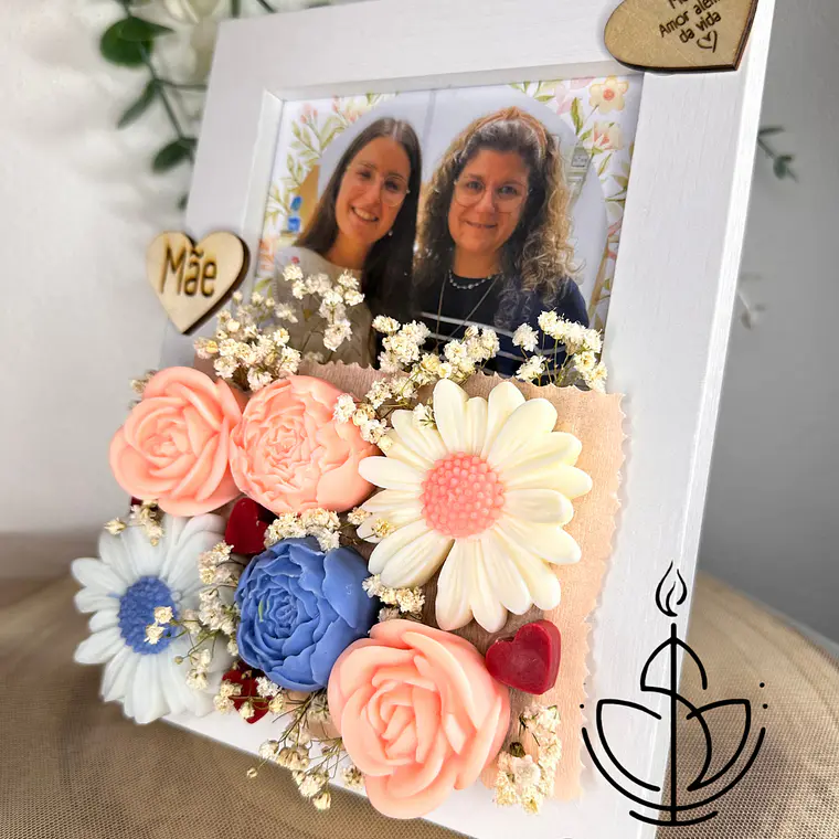 Moldura Personalizada com Fotografia e Flores Decorativas 3