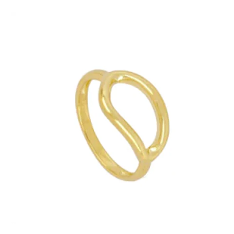 Anillo con forma ovalada en plata bañada en oro.