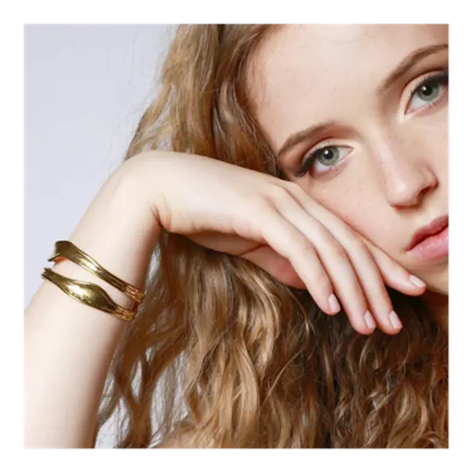 Pulsera ondulada de acero dorado 2