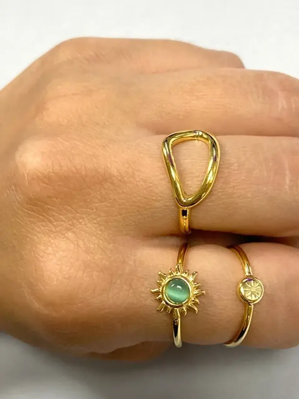  Anillo con forma ovalada en plata bañada en oro. 2
