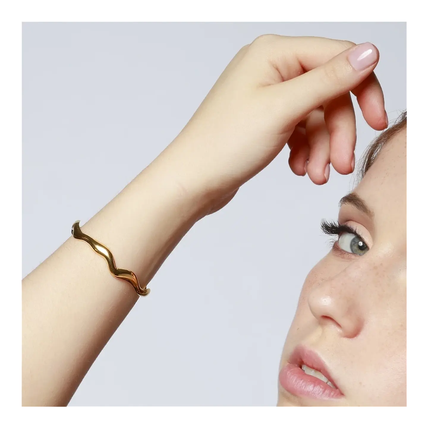 Pulsera ondulada de acero dorado. 2
