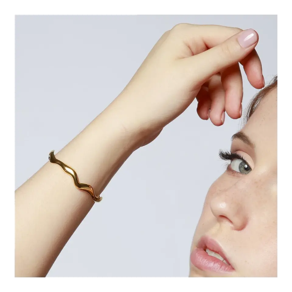 Pulsera ondulada de acero dorado. 2