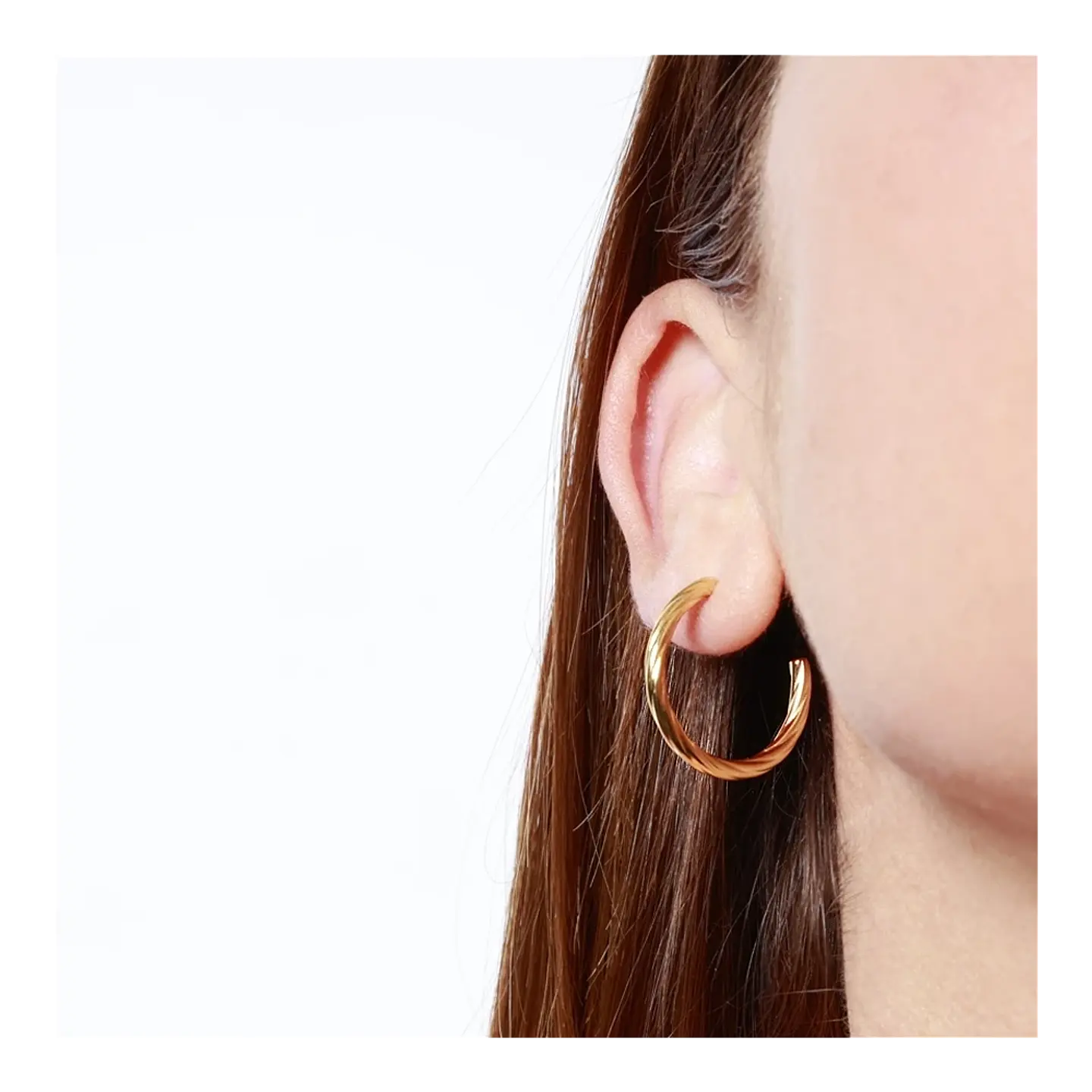 Pendiente de aro rayado bañado en oro 2