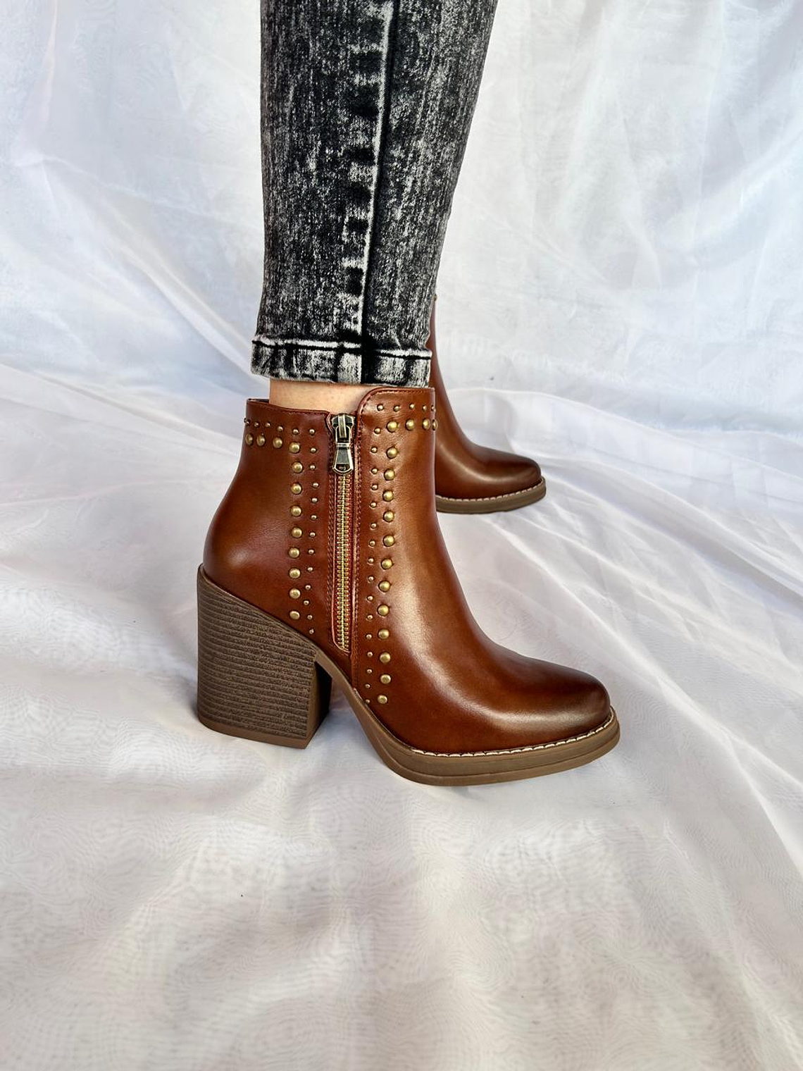 Botín Tachas Camel 2