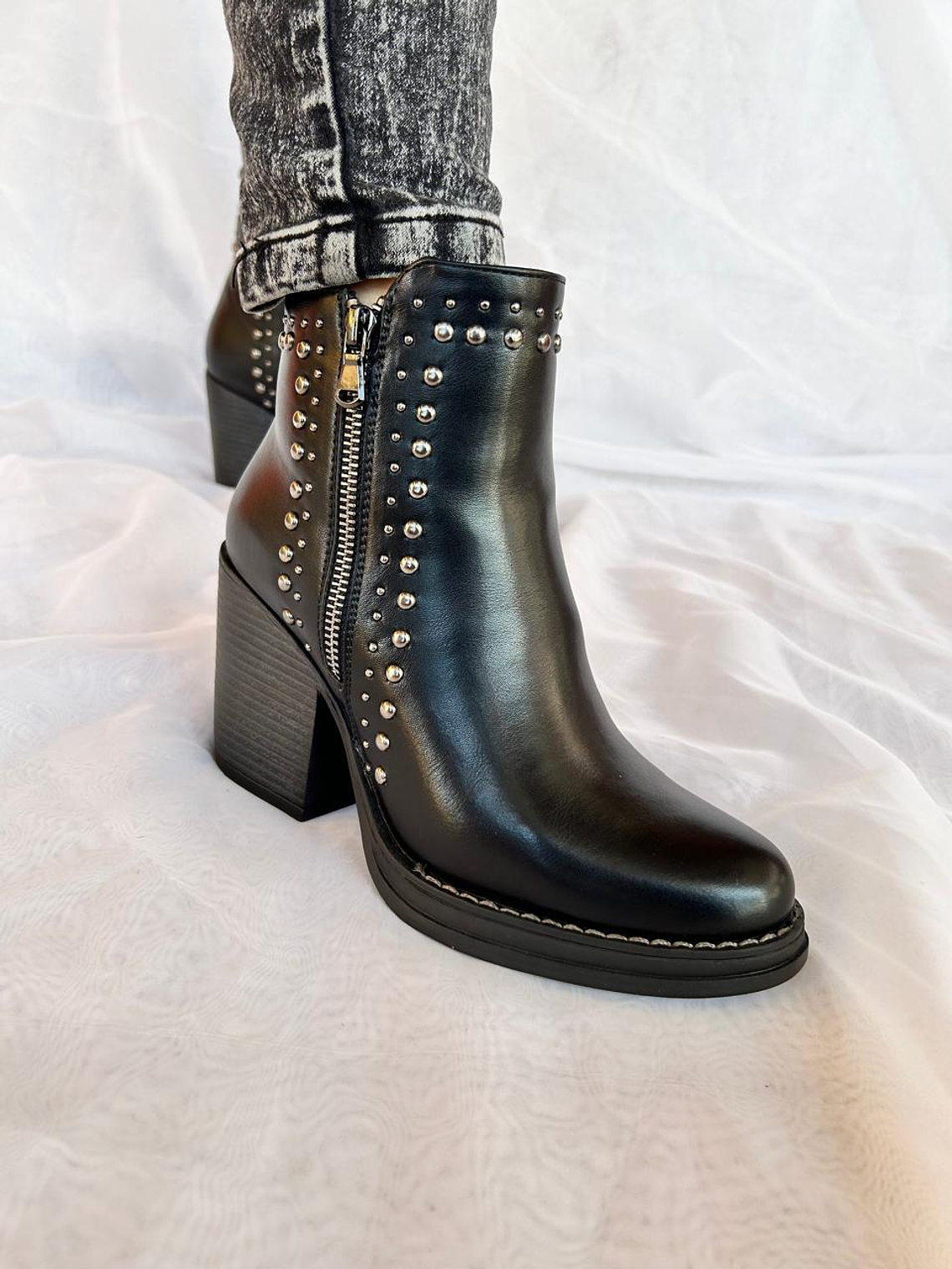 Botín Tachas Negro 1