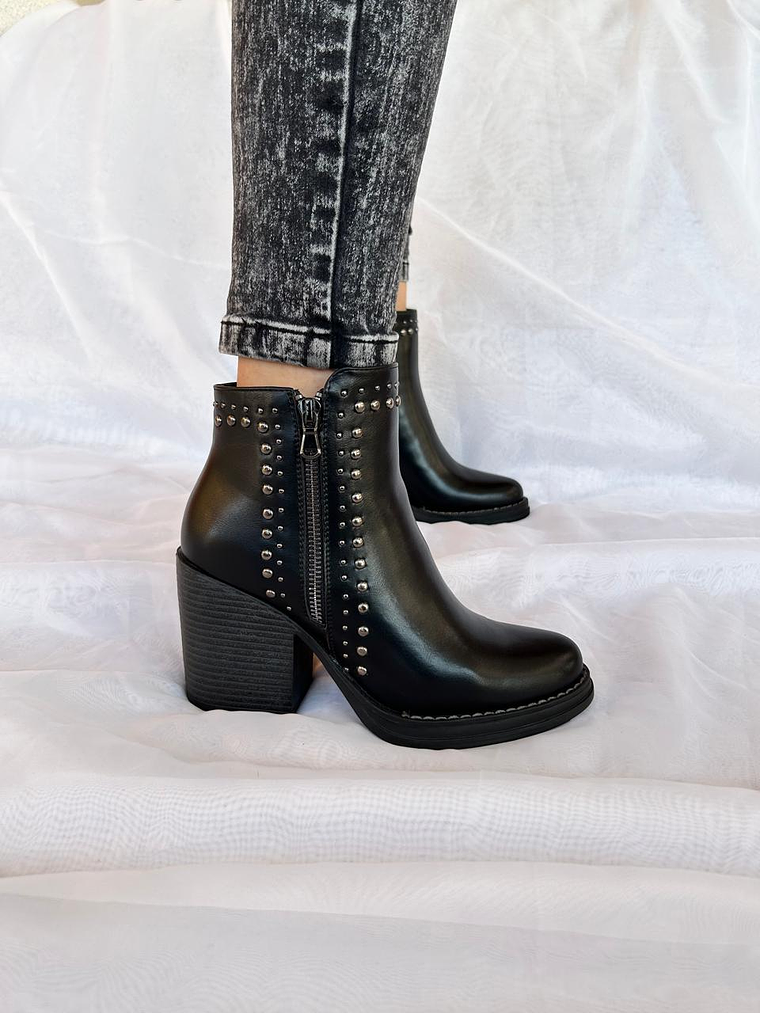 Botín Tachas Negro 2