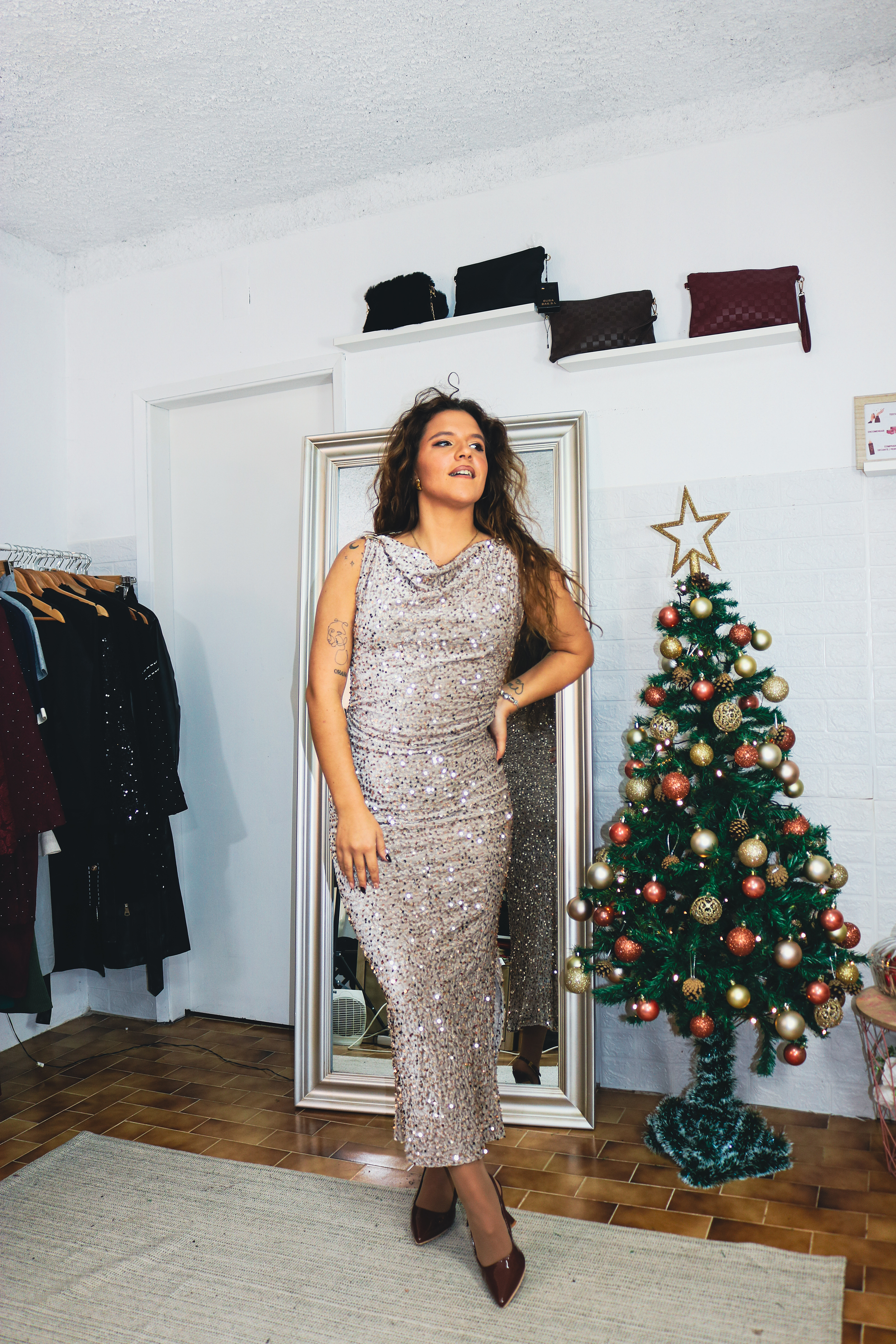 Vestido justo de brilhantes com veludo 1