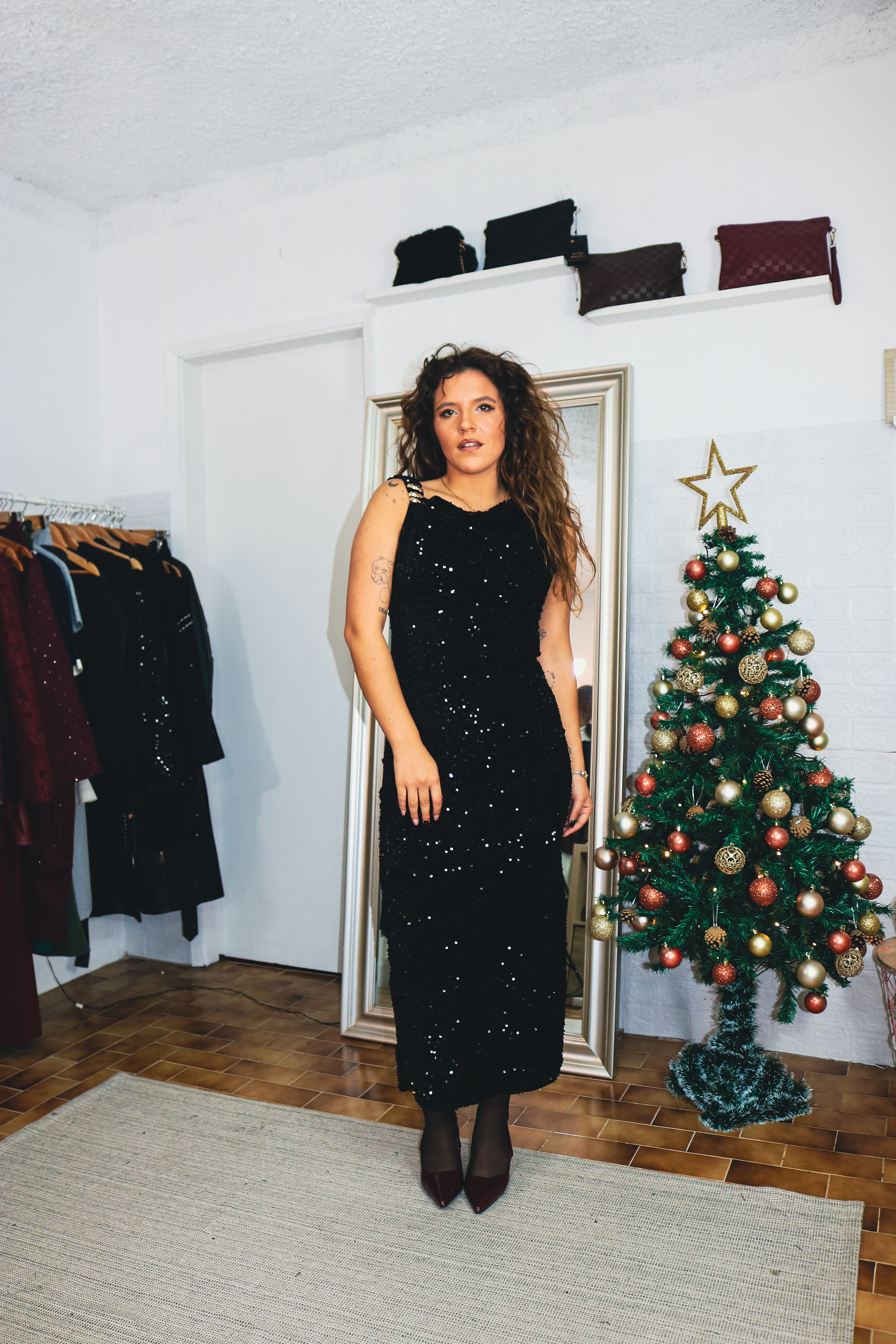 Vestido justo de brilhantes com veludo 2