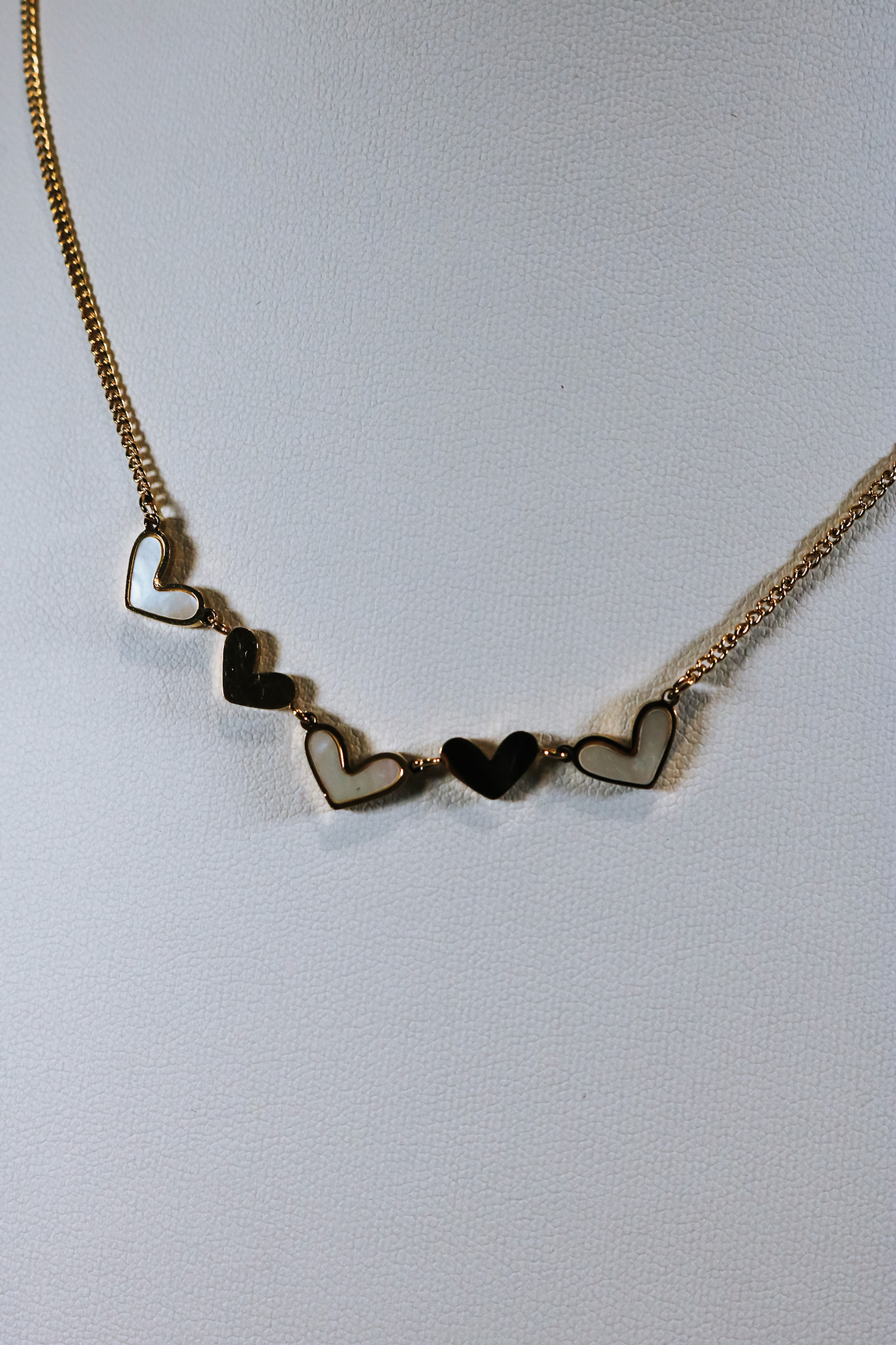 Colar de Corações Brancos e dourados  3