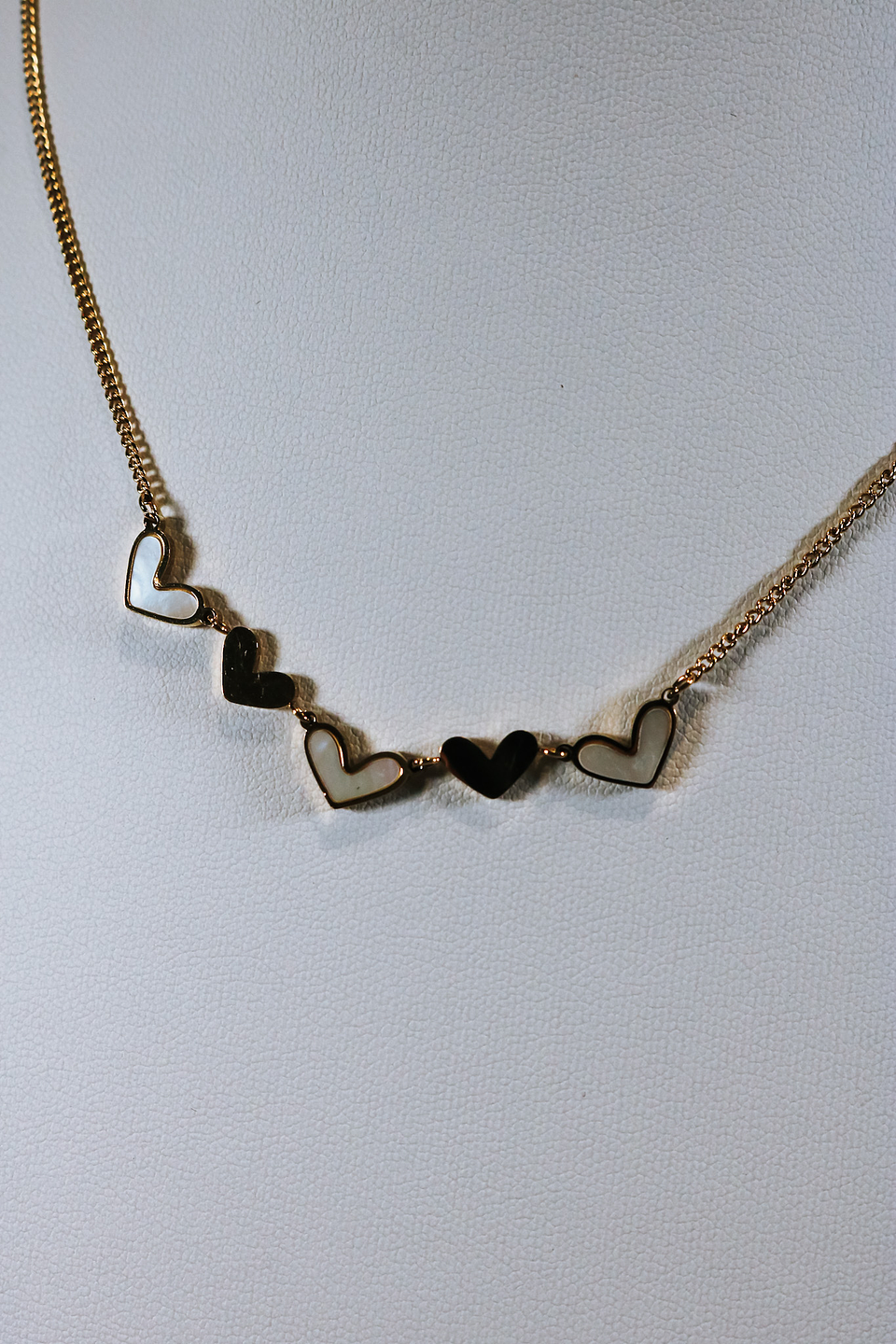 Colar de Corações Brancos e dourados  3