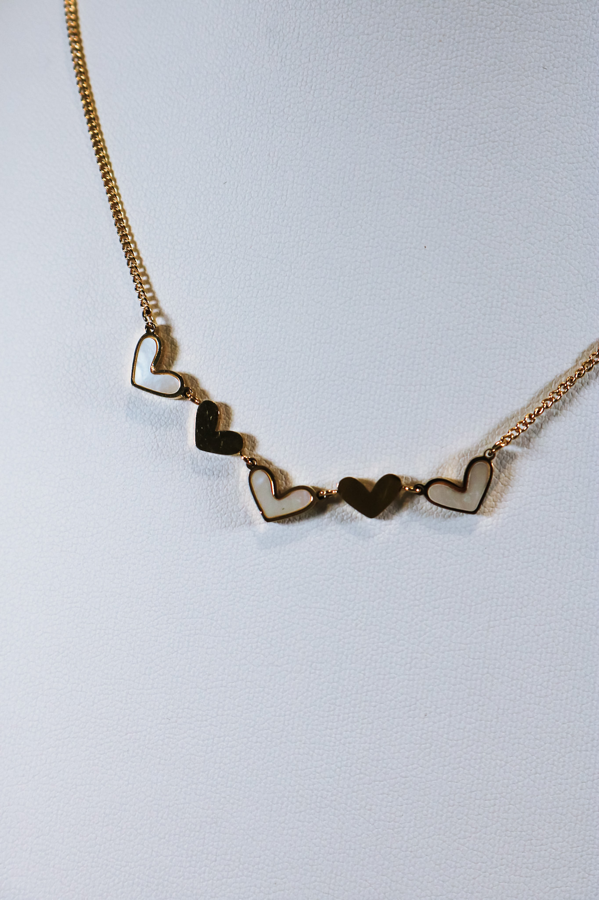 Colar de Corações Brancos e dourados  4