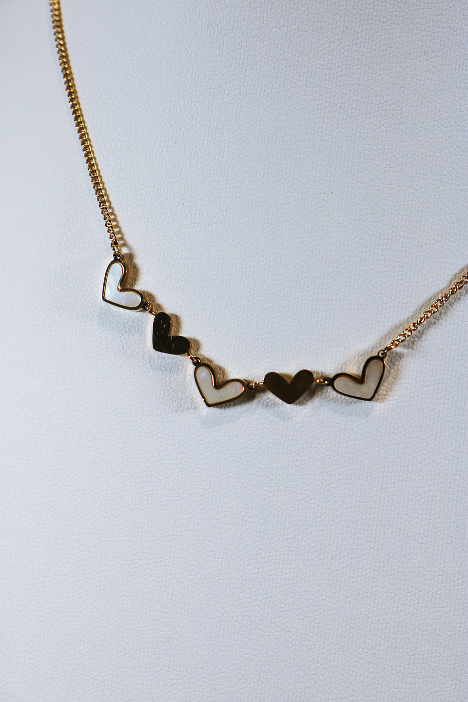 Colar de Corações Brancos e dourados  4