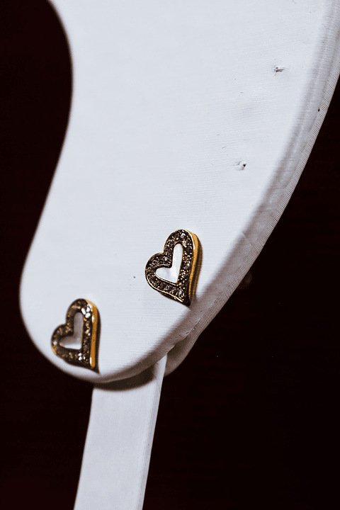 Brincos de corações com brilho