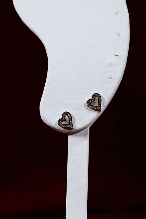 Brincos de corações com brilho