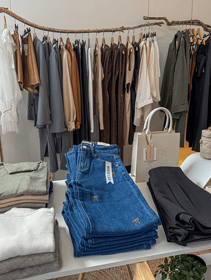 Calça WIDE LEG com laços bordados 