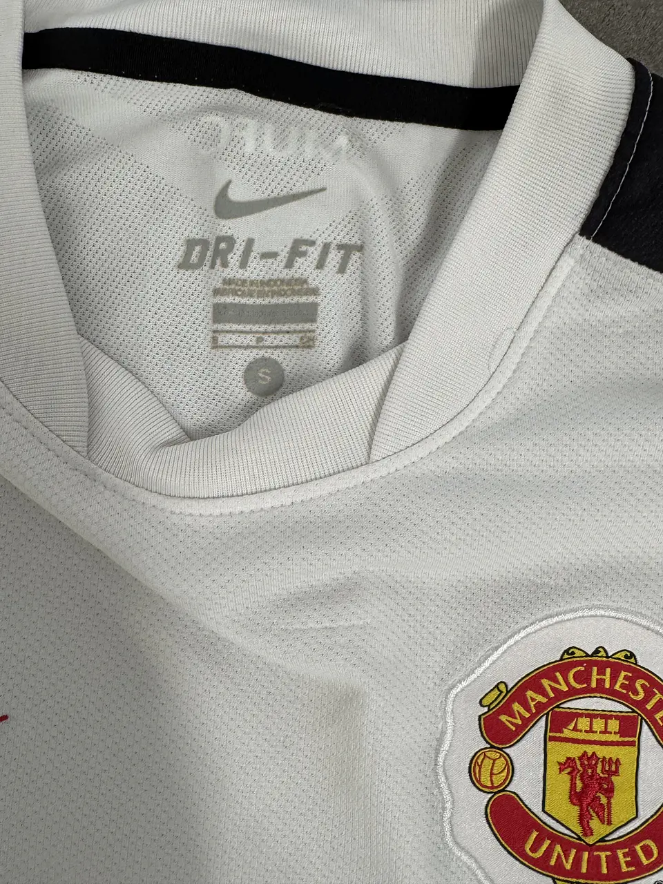 Authentic 2010-11 Manchester United Away Jersey 4