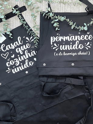 Conjunto 2 Aventais “Casal que cozinha unido, permanece unido”