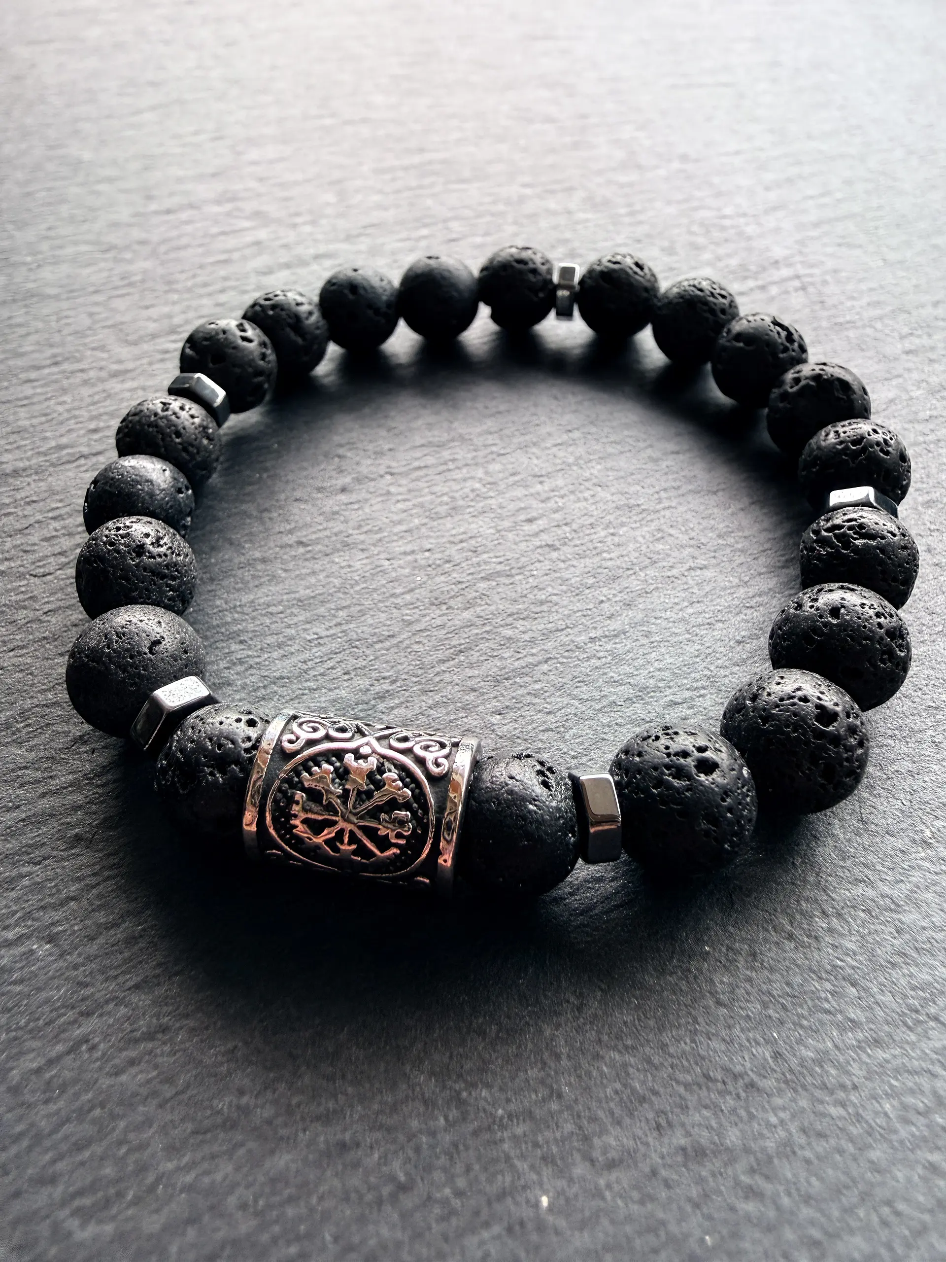 Pulsera Vegvísir - Piedras Volcánicas 1