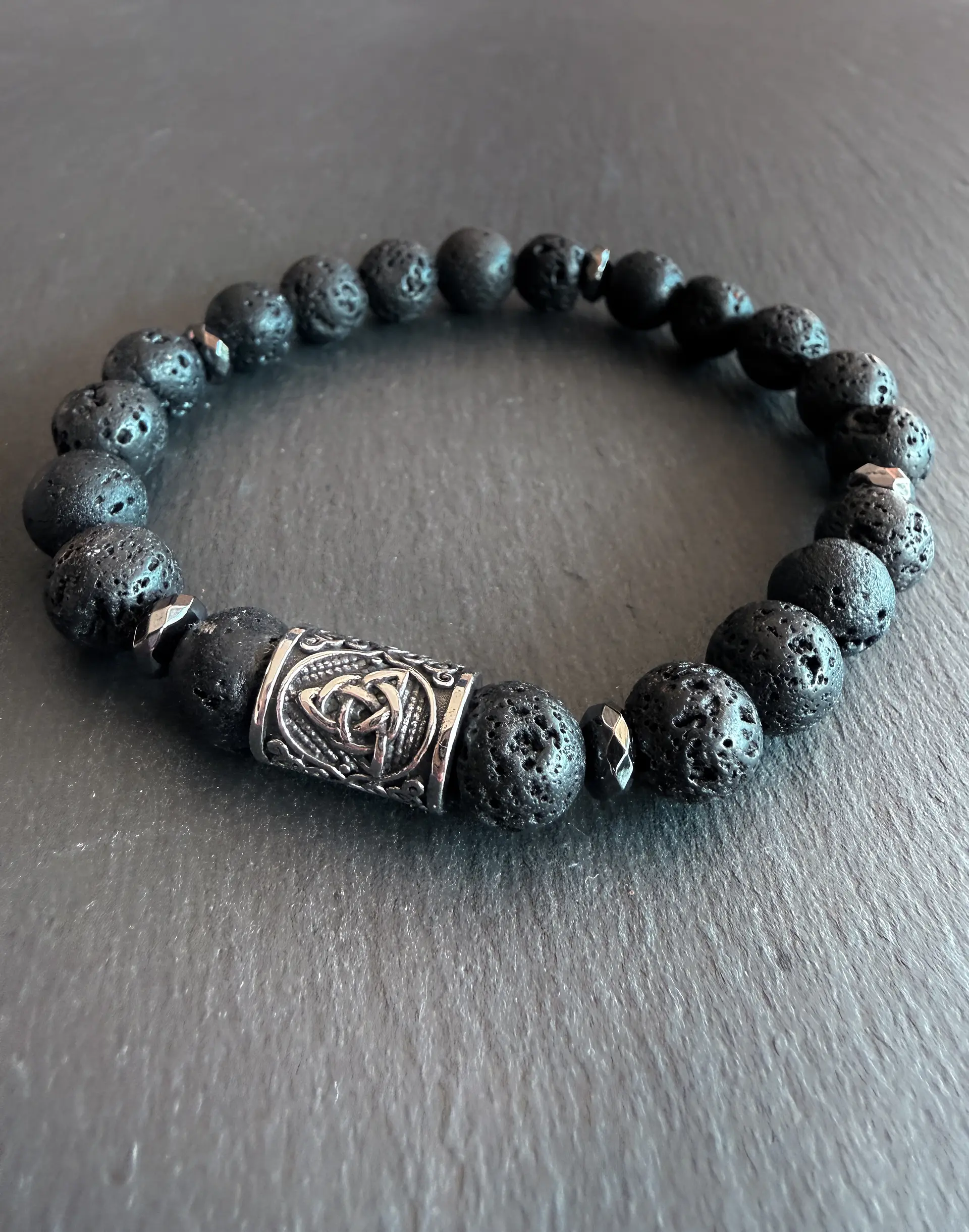 Pulsera Triquetra Celta - Piedras volcánicas 1