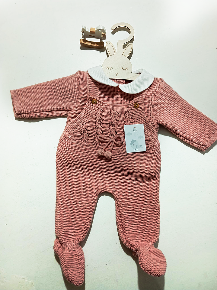 Conjunto Jardineira Com Camisola e Gorro 3